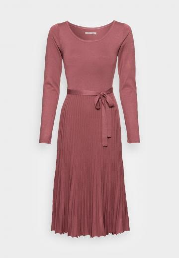 Вязаное платье