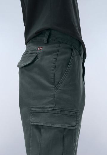 Брюки с накладными карманами
