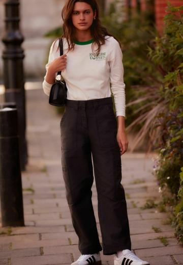 Брюки с накладными карманами