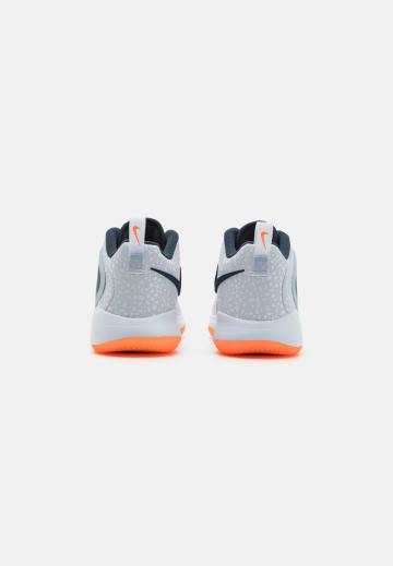 Кроссовки для зала