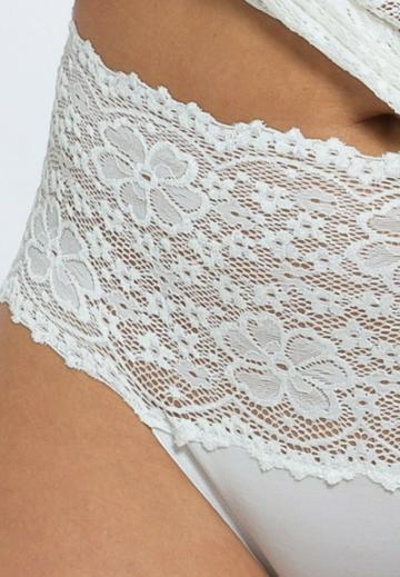 Трусы на бедрах