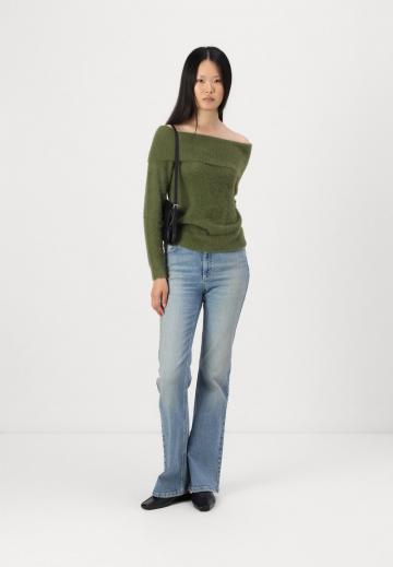 Клешеные джинсы