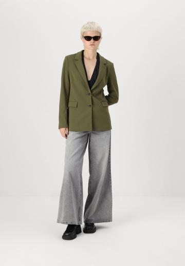 Блейзер с накладными карманами