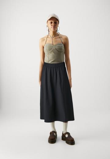 Юбка с накладными карманами