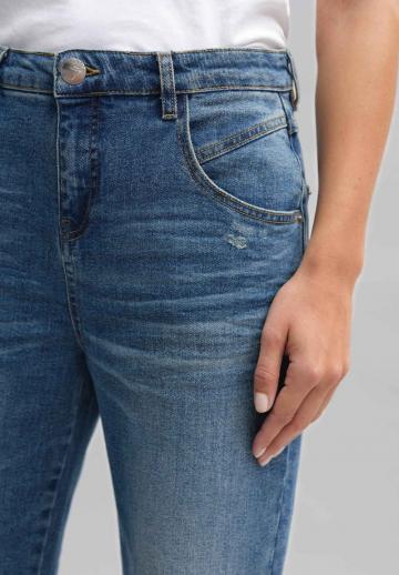 Короткие джинсы