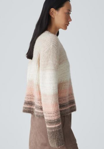 Пуловер в полоску