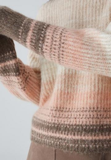 Пуловер в полоску