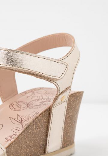 Босоножки на танкетке