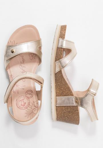 Босоножки на танкетке