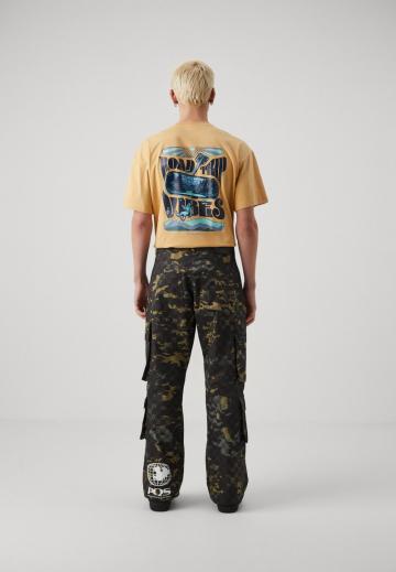 Брюки с накладными карманами