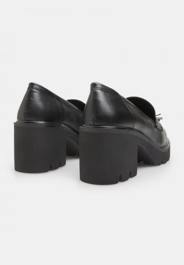 Туфли с высоким носом