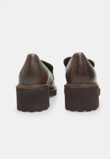 Туфли с высоким носом