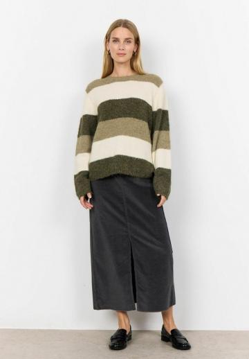 Пуловер в полоску