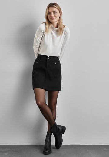 Юбка с накладными карманами