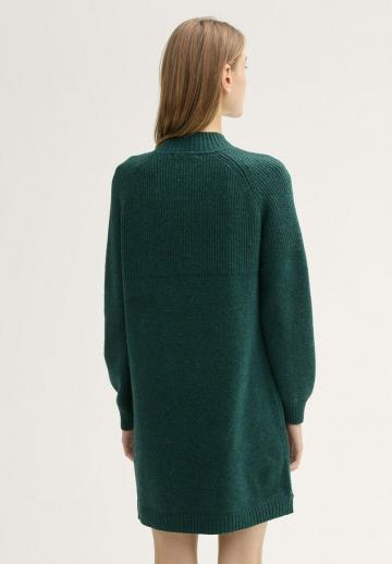 Вязаное платье