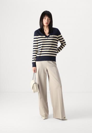 Пуловер в полоску