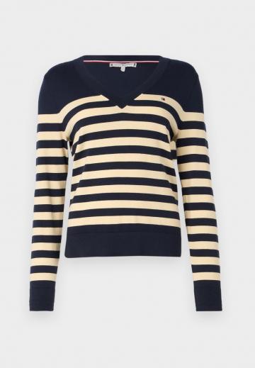Пуловер в полоску