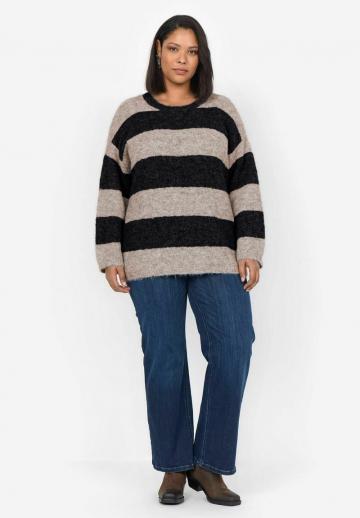Пуловер в полоску