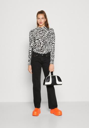 Прямые джинсы