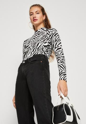 Прямые джинсы