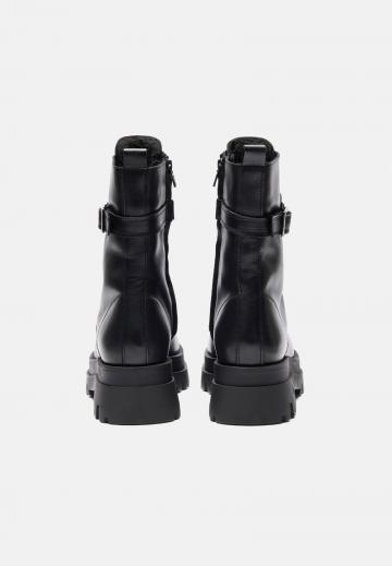 Ботинки на шнуровке