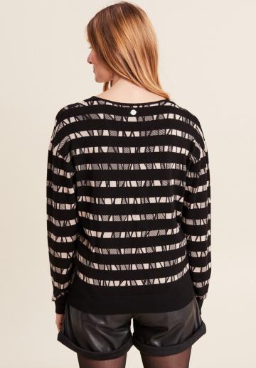 Пуловер в полоску