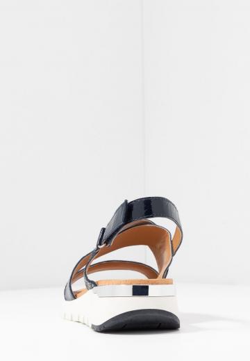 Босоножки на танкетке