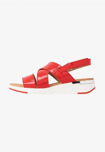 Босоножки на танкетке