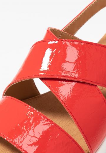 Босоножки на танкетке