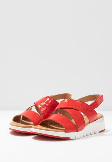 Босоножки на танкетке