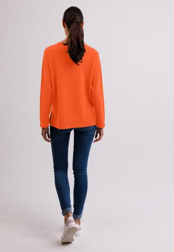 Пуловер с вырезом V