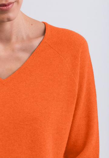 Пуловер с вырезом V
