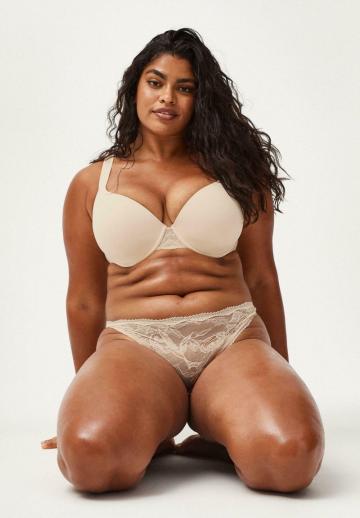 Трусы на бедрах