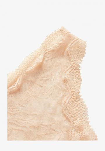 Трусы на бедрах