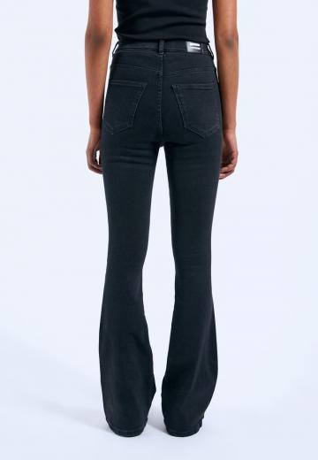 Клешеные джинсы