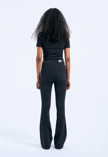 Клешеные джинсы