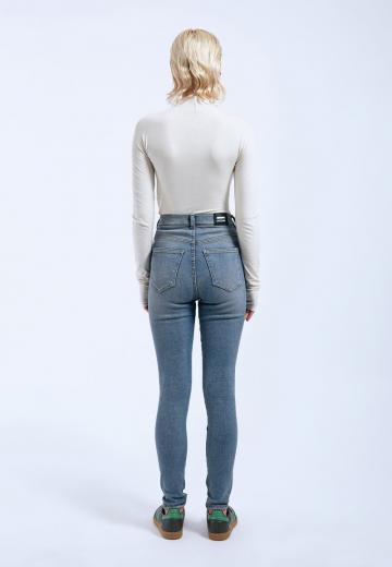 Узкие джинсы