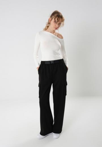 Брюки с накладными карманами