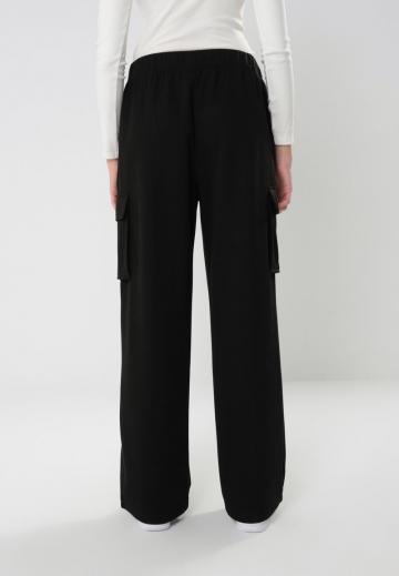 Брюки с накладными карманами