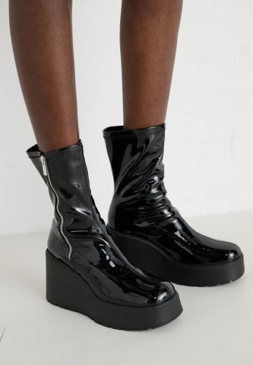 Сапожки на танкетке