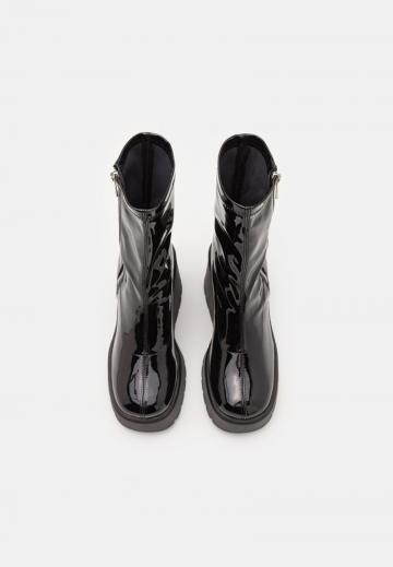 Сапожки на танкетке