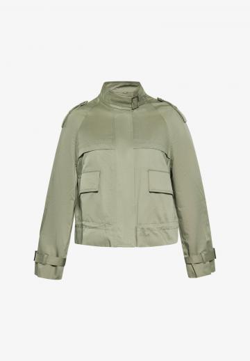 Куртка с накладнымит карманами