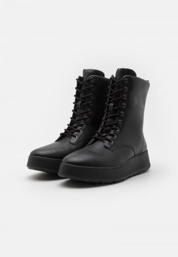 Ботинки на шнуровке