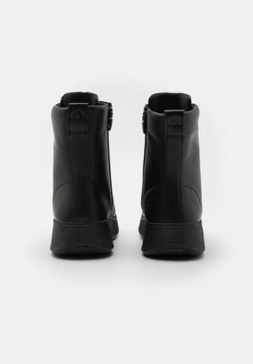 Ботинки на шнуровке