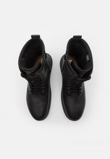 Ботинки на шнуровке