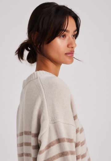 Пуловер в полоску