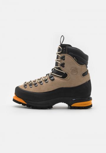 Походные ботинки