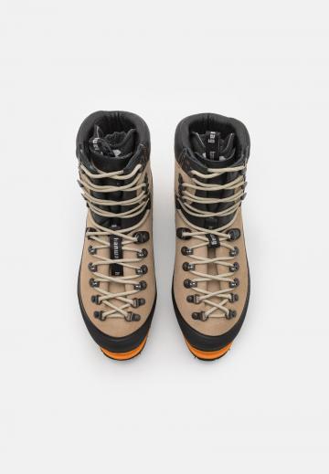 Походные ботинки