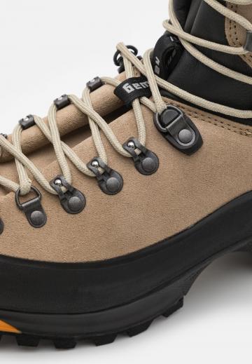 Походные ботинки