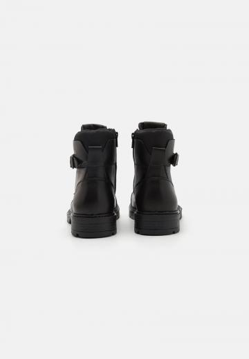 Ботинки на шнуровке